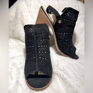 Dolce Vita Kassi Black Slingback 4” heel sandal
Black faux suede size 10